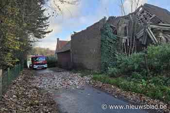 Schuur stort deels in, pak bakstenen valt over hele rijbaan: “Gelukkig passeerde er net niemand”