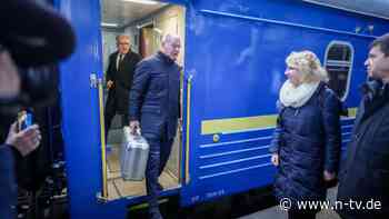 Was ist da wohl drin?: Kanzler-Gepäck bei Kiew-Reise sorgt für Spekulationen