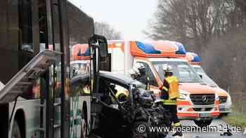Auto kracht frontal in Linienbus: Fahrer (†24) tot, Schüler verletzt