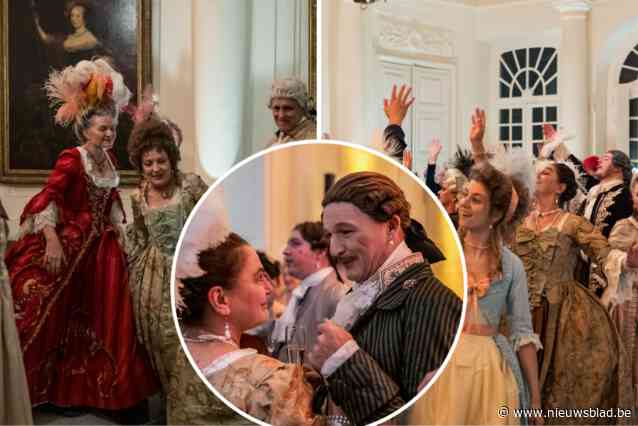 Dansen op bal van Franse koning Louis XVI in kasteel d’Ursel: witte pruiken, authentieke jurken, klassiek orkest en pasjes van weleer