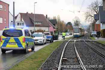 Zwei Autos krachen in Bielefeld gegen dieselbe Bahn