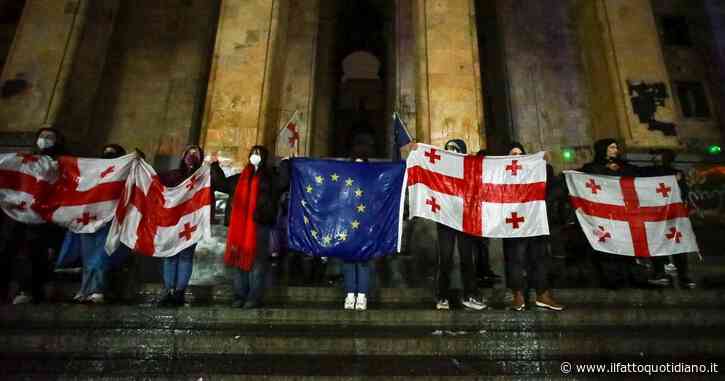 Georgia, ora la Russia teme una nuova rivoluzione colorata ai suoi confini: “Le proteste sembrano un’altra Euromaidan”