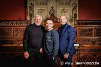 Voetbalicoon Piet, rapper Pita en brandweerman Bosse maken entree in Mechels stadhuis: “Je kan beter samenwerken dan tegenwerken”