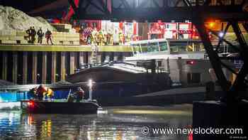 Vrachtschip aan het zinken in Zutphen, bemanningsleden gered