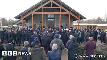 Crowds honour jeweller with 'heart of gold'