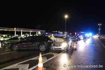 Vrouw in shock naar ziekenhuis na stevige kop-staartbotsing op N16