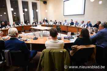 Bram De Raeve legt de eed af als nieuwe burgemeester, Johny volgt in de zaal