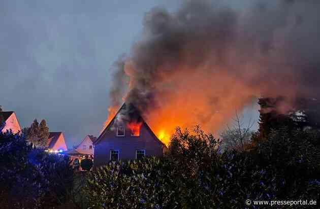 FW Osterholz-Scharm.: Gebäudebrand / Familie kann sich rechtzeitig in Sicherheit bringen