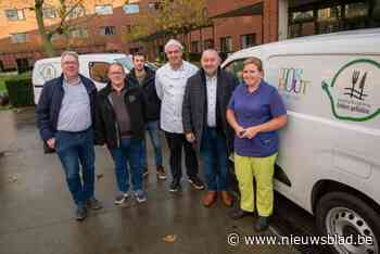 Elektrische wagens, kunststof schaaltjes en geïsoleerde boxen: nieuw systeem voor maaltijdbezorging van start