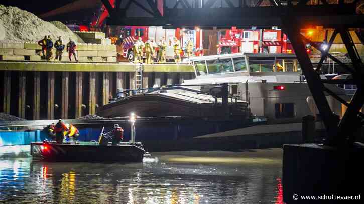 Binnenvaartschip in Zutphen met spoed gelost om zinken te voorkomen