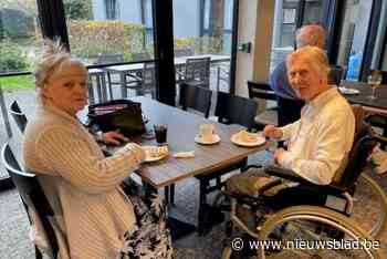 Bewoners van wzc genieten van wafels en delen herinneringen