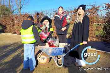 KLJ-meisjes Eigenbilzen trekken met kruiwagens vol kerstrozen door de straten