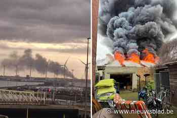Zware brand in loods met oldtimers: rookpluim van heel ver te zien