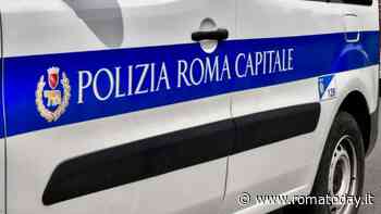 Incidente a Vitinia: scontro tra due auto, una si ribalta. Due feriti, strada chiusa