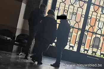 Leuvenaar voor rechter nadat hij ongepaste foto’s maakt van 12-jarige pleegzus: “15.000 beelden van kinderporno gevonden”