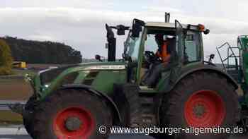 Landwirte versammeln sich mit Traktoren an der B10, um ein Zeichen zu setzen
