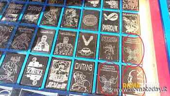 "Credere, obbedire, combattere". Al mercatino natalizio spuntano gli accendini nostalgici