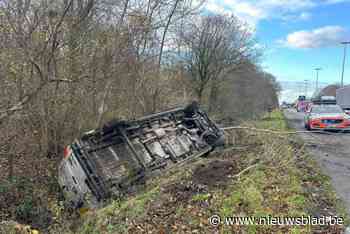 Bestelwagen belandt op dak in gracht na ongeval op E40: bestuurder zwaargewond