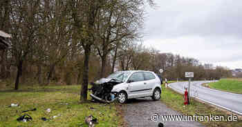 Kreis Bamberg :Fußgängerin bei schwerem Unfall von Auto erfasst - Fahrerin prallt gegen Baum