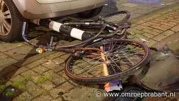 Fietsster zwaargewond na botsing met auto op Rondweg