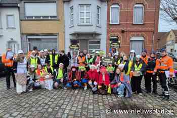 Fluopietjes belonen fietsers en voetgangers met gadgets tijdens Fluodag