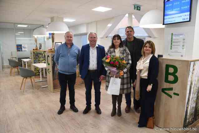 Anja krijgt bloemen omdat ze 15.000ste inwoner bosgemeente is