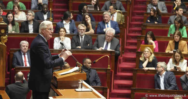 Ore contate per il governo francese. Barnier: “Se passa la sfiducia in 18 milioni pagheranno più tasse”. Macron allontana le dimissioni