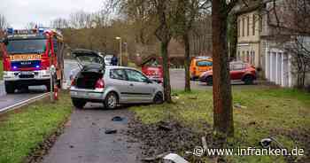 Landkreis Bamberg: Fußgängerin wird von von Auto erfasst und stirbt - Fahrerin (78) prallt gegen Baum