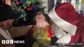 Santa takes helicopter to visit children's hospice