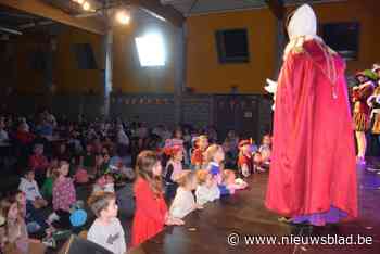 Kinderen ontmoeten Sinterklaas