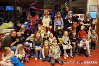 Sint en Pieten op bezoek in brandweerkazerne