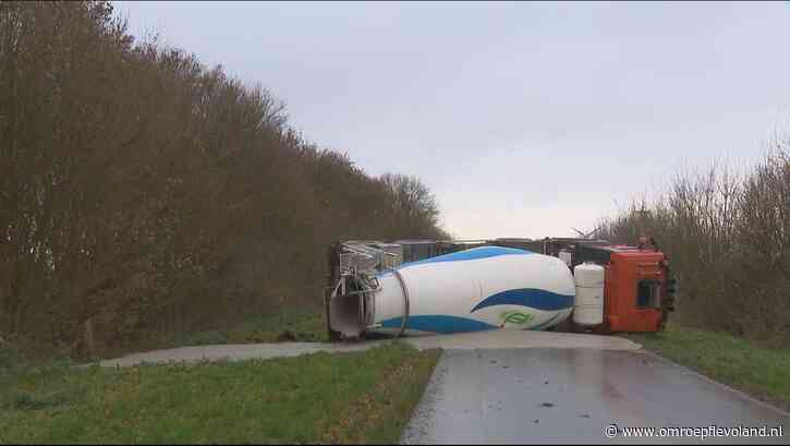 Zeewolde - Omgeslagen betonmixer lekt beton, Ooievaarweg voorlopig afgesloten