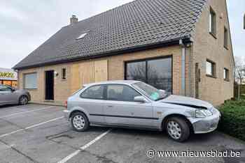 Verwarde automobilist rijdt kantoor van winkel binnen
