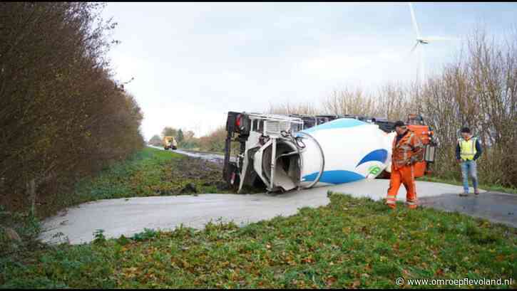 Zeewolde - Vloeibaar beton op Ooievaarsweg na ongeval, weg voorlopig dicht