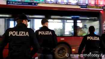 Turista picchiata e rapinata da due uomini a bordo del bus notturno