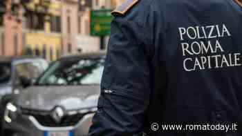 Mamma con cinque figli in strada e al freddo. La polizia locale offre loro pasti caldi e alloggio