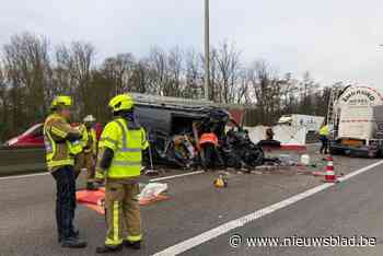 Man (25) overleden bij zwaar ongeval op E313 in Massenhoven: snelweg richting Antwerpen opnieuw vrijgegeven