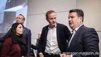 Volkswagen Betriebsversammlung: BR-Chefin Daniela Cavallo schimpft, CEO Oliver Blume rechtfertigt sich