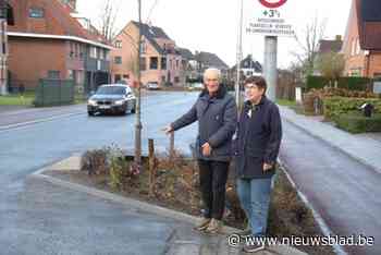 Buurtbewoners hekelen betonblok op wegversmalling na meerdere ongevallen: “Extra signalisatie of andere materialen zijn nodig”