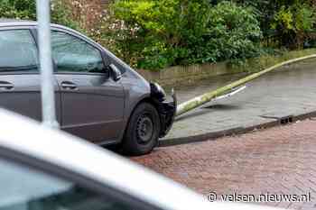 Auto rijdt tegen lantaarnpaal in Driehuis