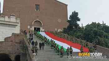 Santa Barbara: tricolore sulla scalinata della basilica di Santa Maria in Aracoeli, i pompieri celebrano la loro patrona
