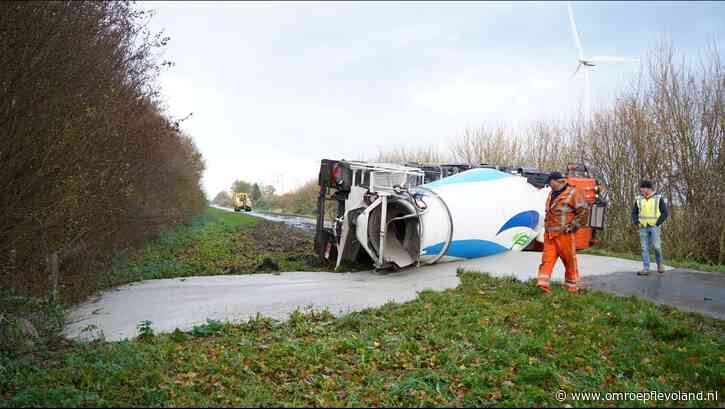 Zeewolde - Beton op Ooievaarsweg na ongeval, weg voorlopig dicht