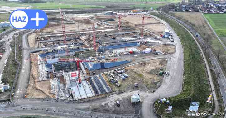 Grundstein für Millionenbau am Fliegerhorst gelegt: Neues Airbuswerk in Wunstorf wächst jetzt in die Höhe