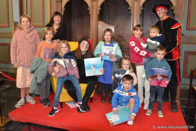 Kinderen luisteren enthousiast naar voorleespiet