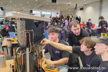 Studenten herstellen elektronische spullen tijdens Repair Café XL: “Sommige toestellen zijn zo gemaakt dat je ze niet open kan krijgen”
