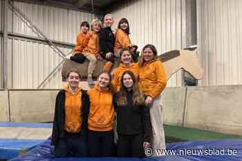 Ponyclub pakt uit met elektrisch paard waarop ruiters acrobatische kunsten kunnen oefenen: “Dolly slaat nooit op hol”