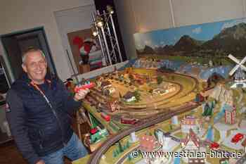 Modelleisenbahn fährt durch Schlänger Landschaft