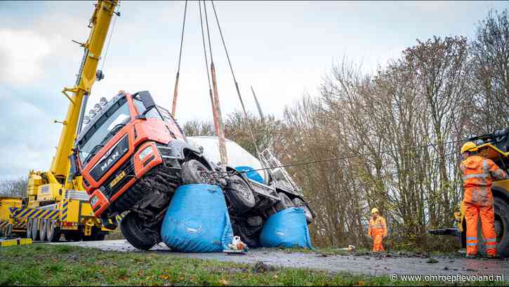 Zeewolde - Zo werd de gekantelde en leeggelopen betonwagen opgeruimd