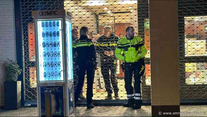 Lelystad - Personeel juwelier vluchtte voor overvallers, daders namen onbekende buit mee