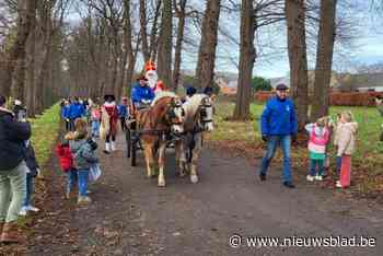 Sint komt met koets van kasteel naar kinderen